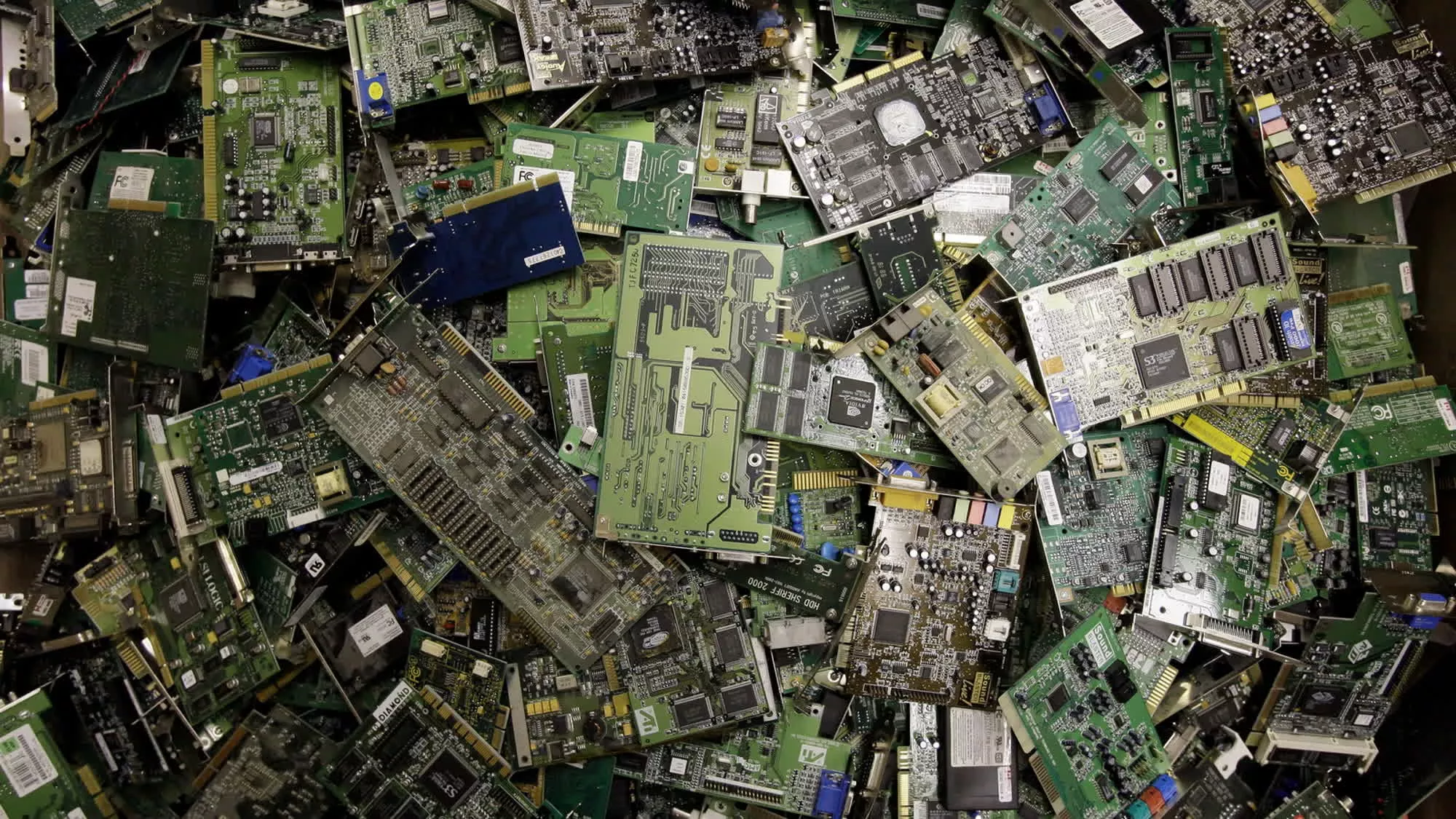 Researchers create a new circuit board material that can be easily recycled