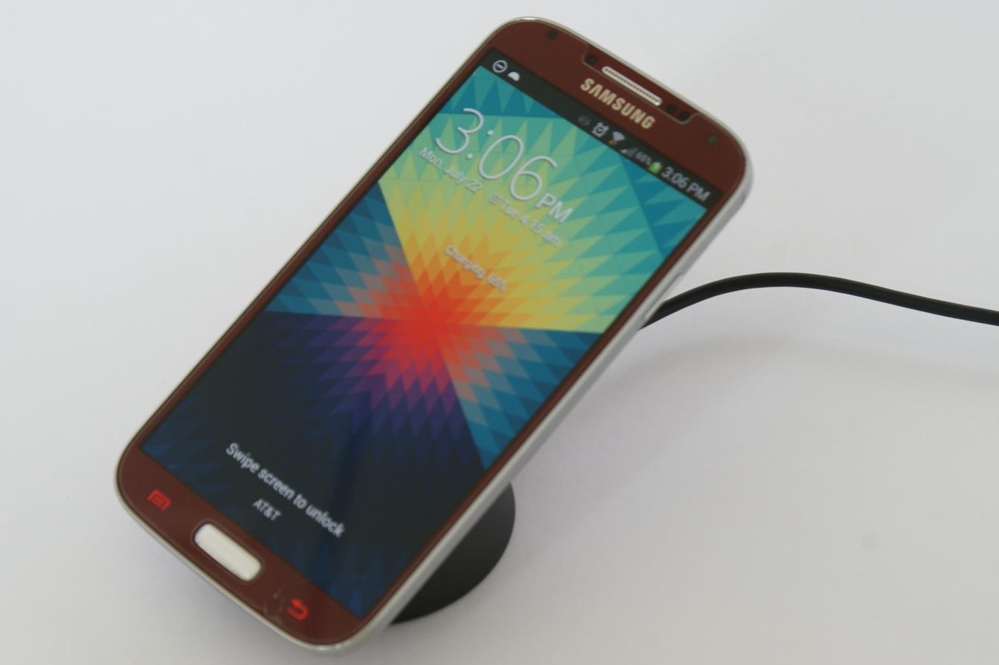 How to Add No-Bulk Wireless Charging to Your Samsung Galaxy S4 for Under 30 Bucks