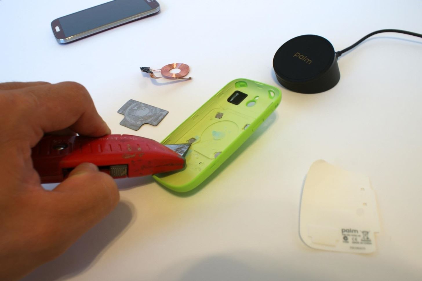 How to Add No-Bulk Wireless Charging to Your Samsung Galaxy S4 for Under 30 Bucks