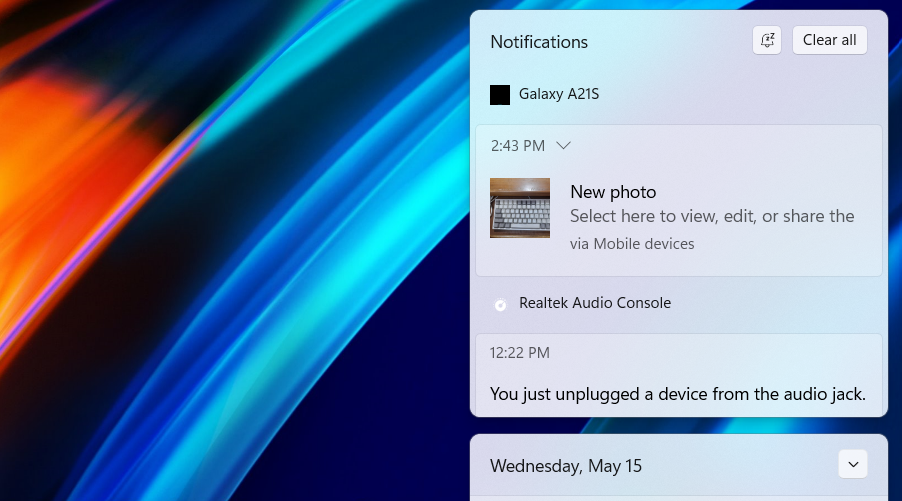 The Windows notification center displaying the Android photo notification