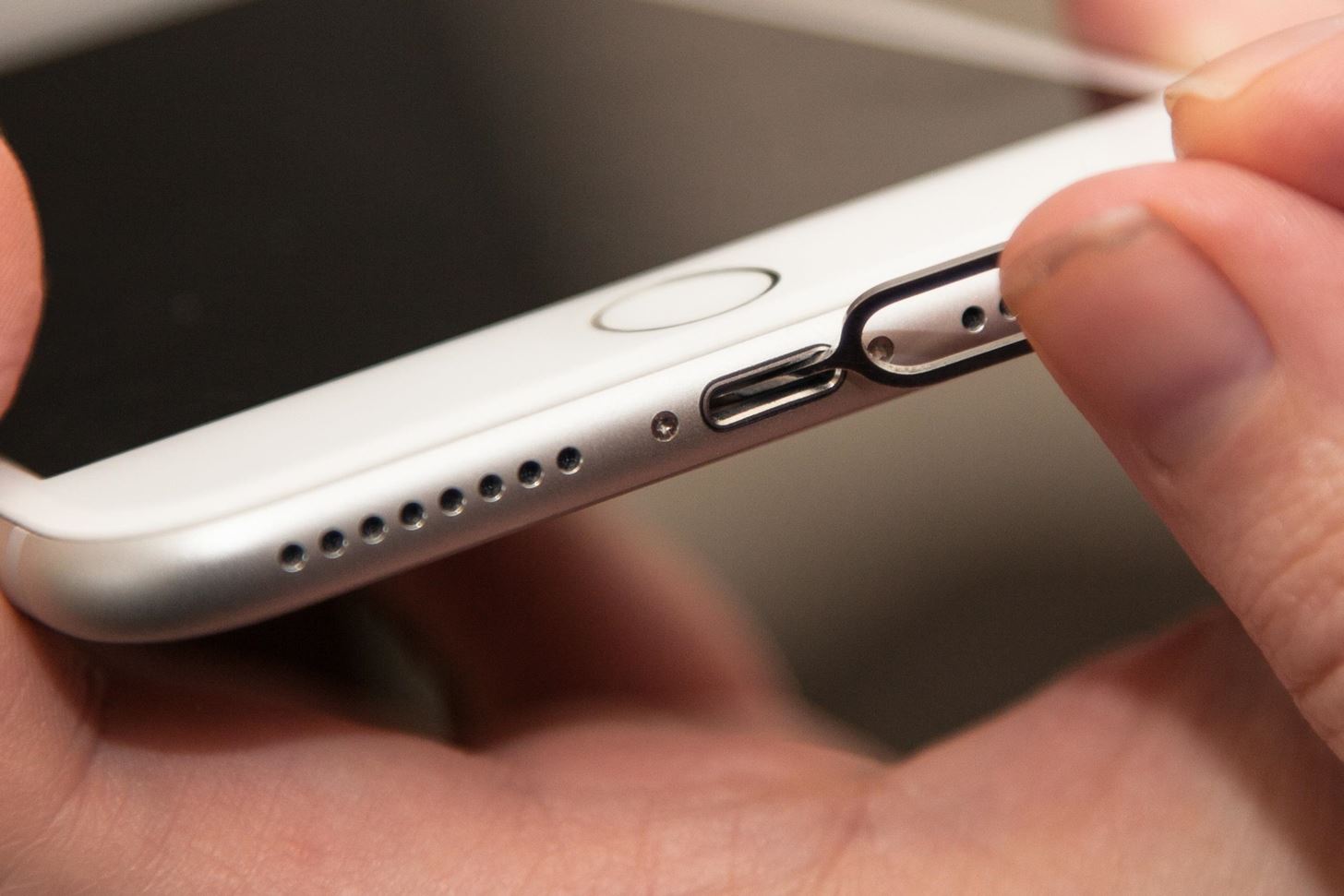 How to Fix an iPad, iPhone, or iPod Touch That Won't Charge Anymore