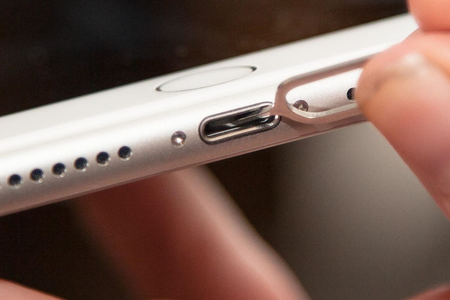 How to Fix an iPad, iPhone, or iPod Touch That Won't Charge Anymore