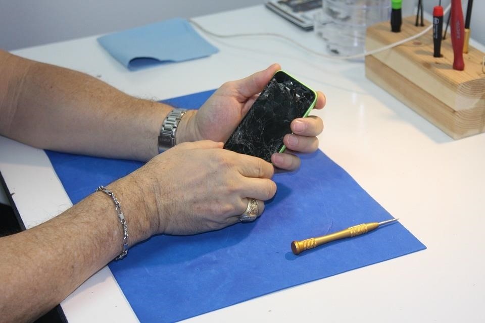 Know How to Repair iPhones? You Could Make $20,000