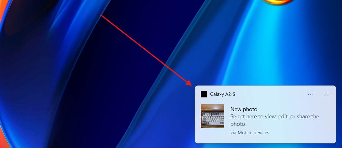 A notification being displayed on Windows 11 after taking a photo on Android
