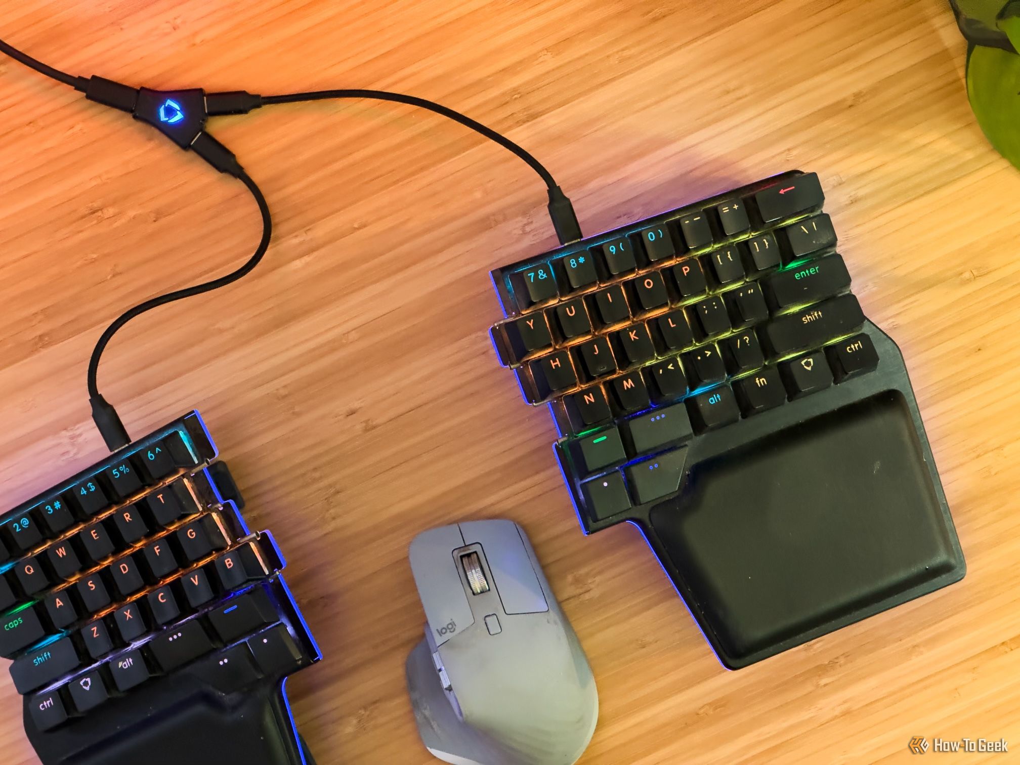 Logitech MX Master 3 In the middle of a Dygma Raise Split Keyboard