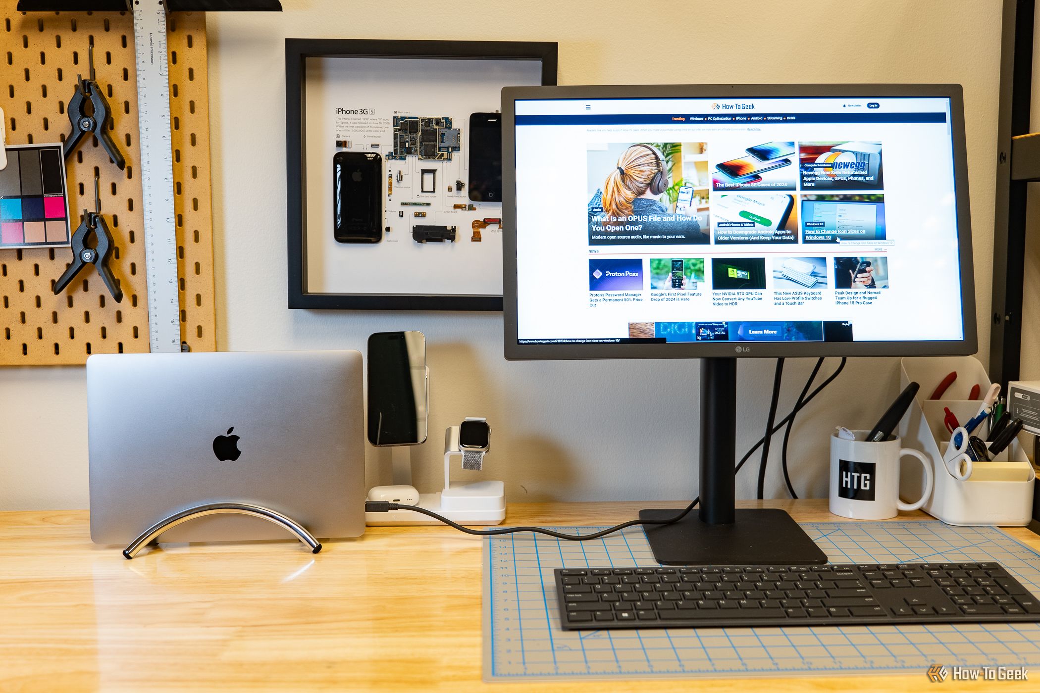 A Macbook sitting horizoltally on the Twelve South Book Arc Flex next to a monitor