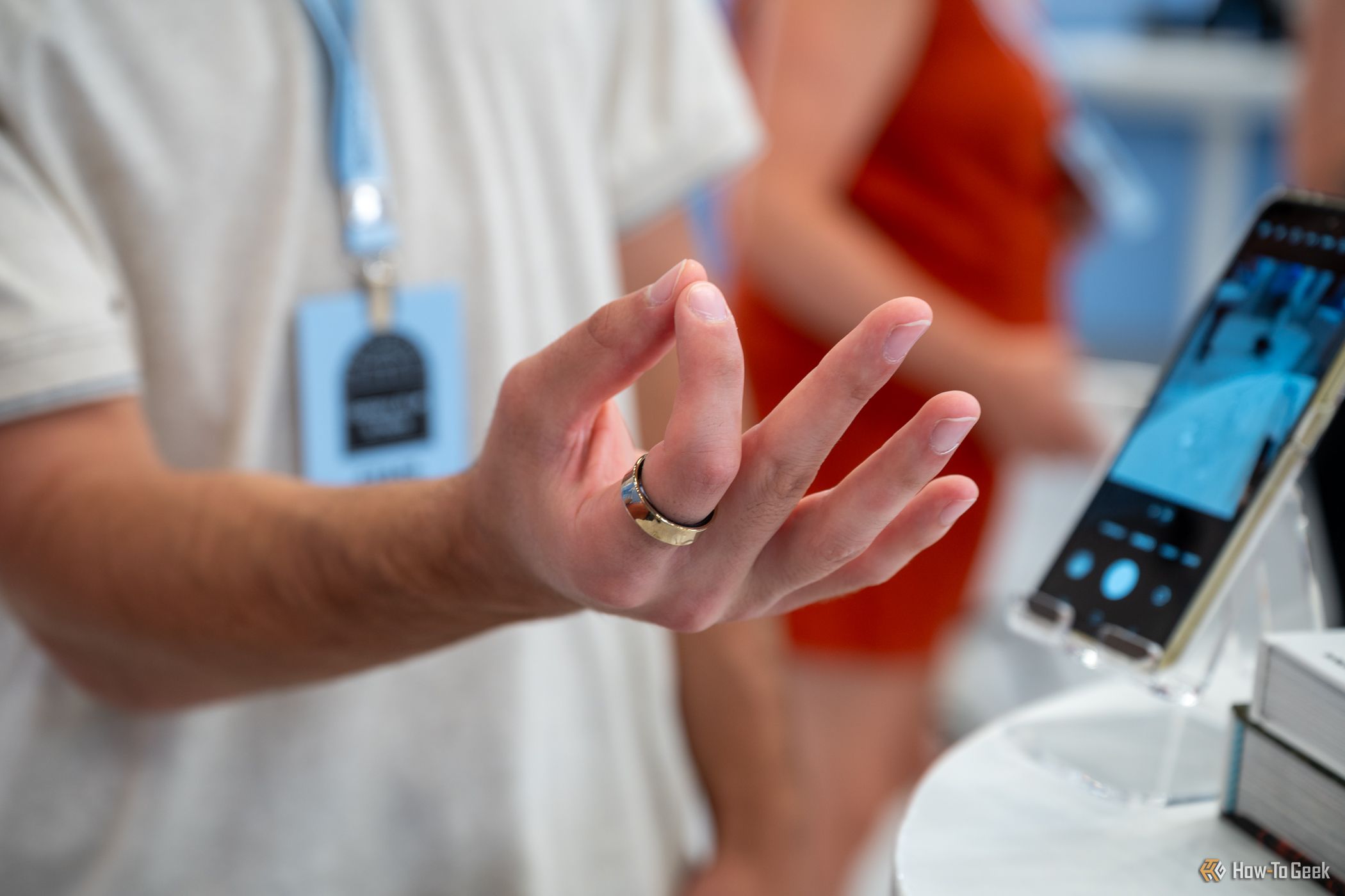 Person wearing the Samsung Galaxy Ring doing a pinching motion