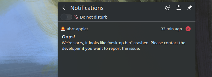 The KDE Plasma notification menu with a notification reading 'We're sorry, it looks like vesktop.bin crashed. Please contact the developer if you want to report the issue.'