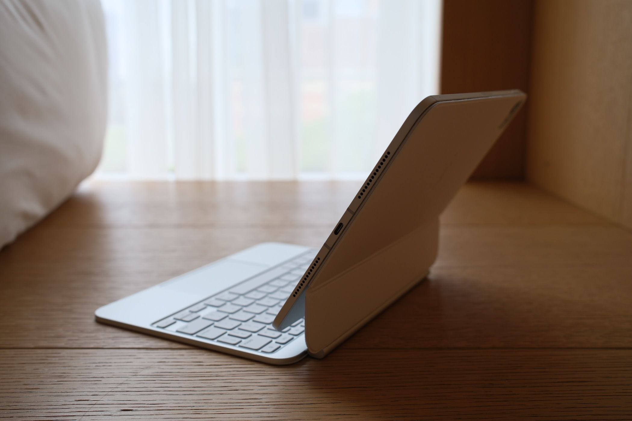 Apple iPad Pro (M4) in magic keyboard tilted to the side