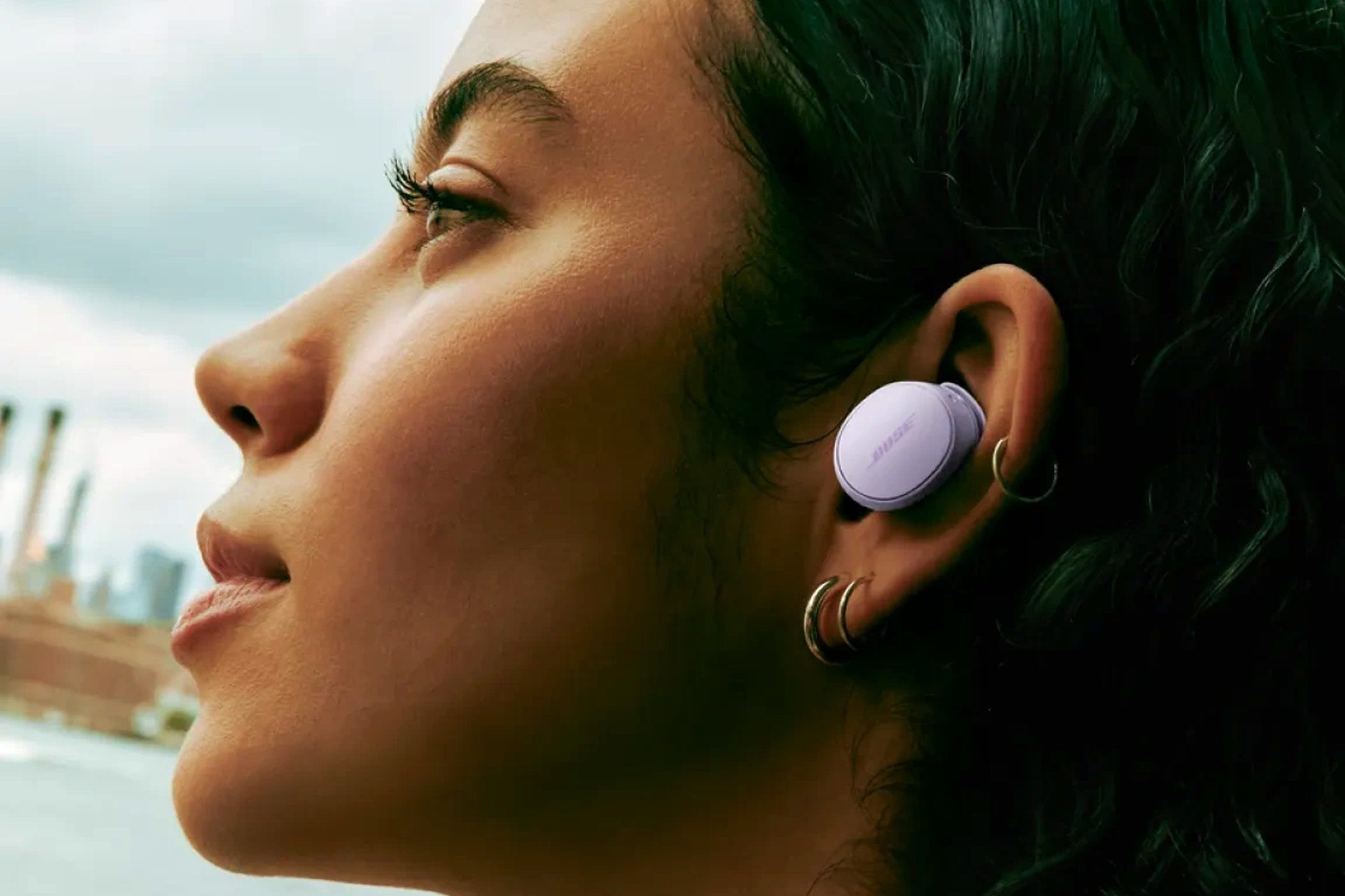 bose quitcomfort earbuds in the ear of a woman