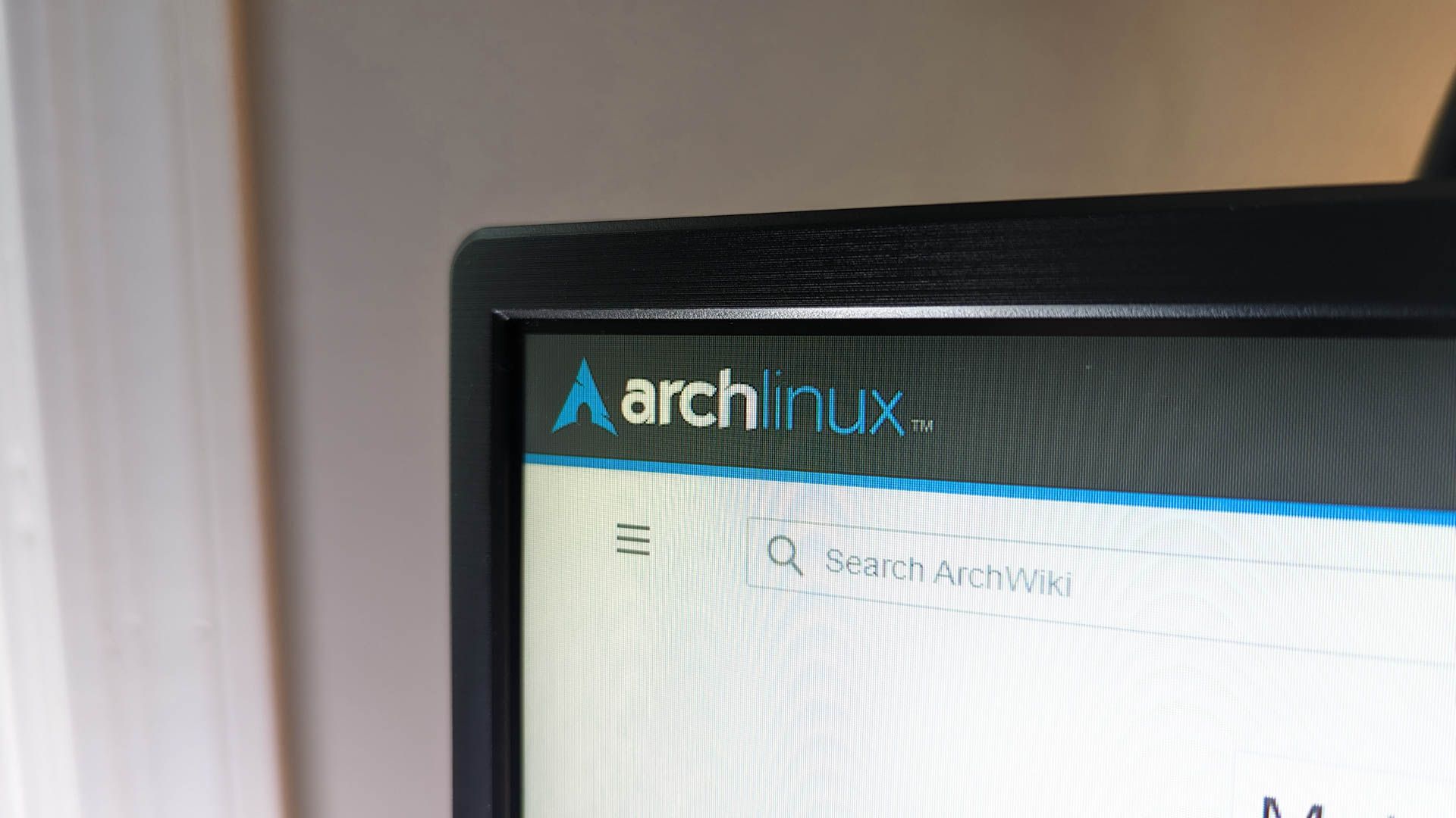 Arch Linux logo on the ArchWiki website.