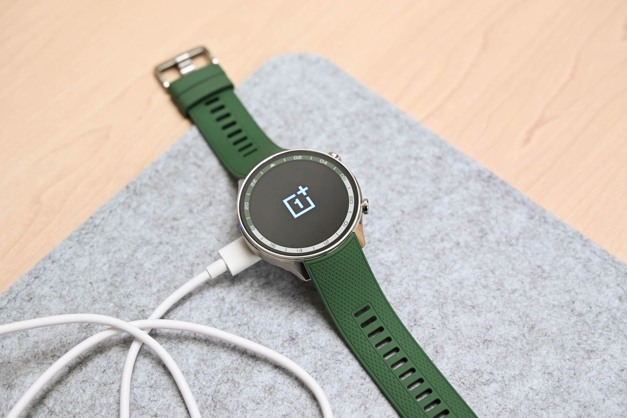 Charging the OnePlus Watch 2R