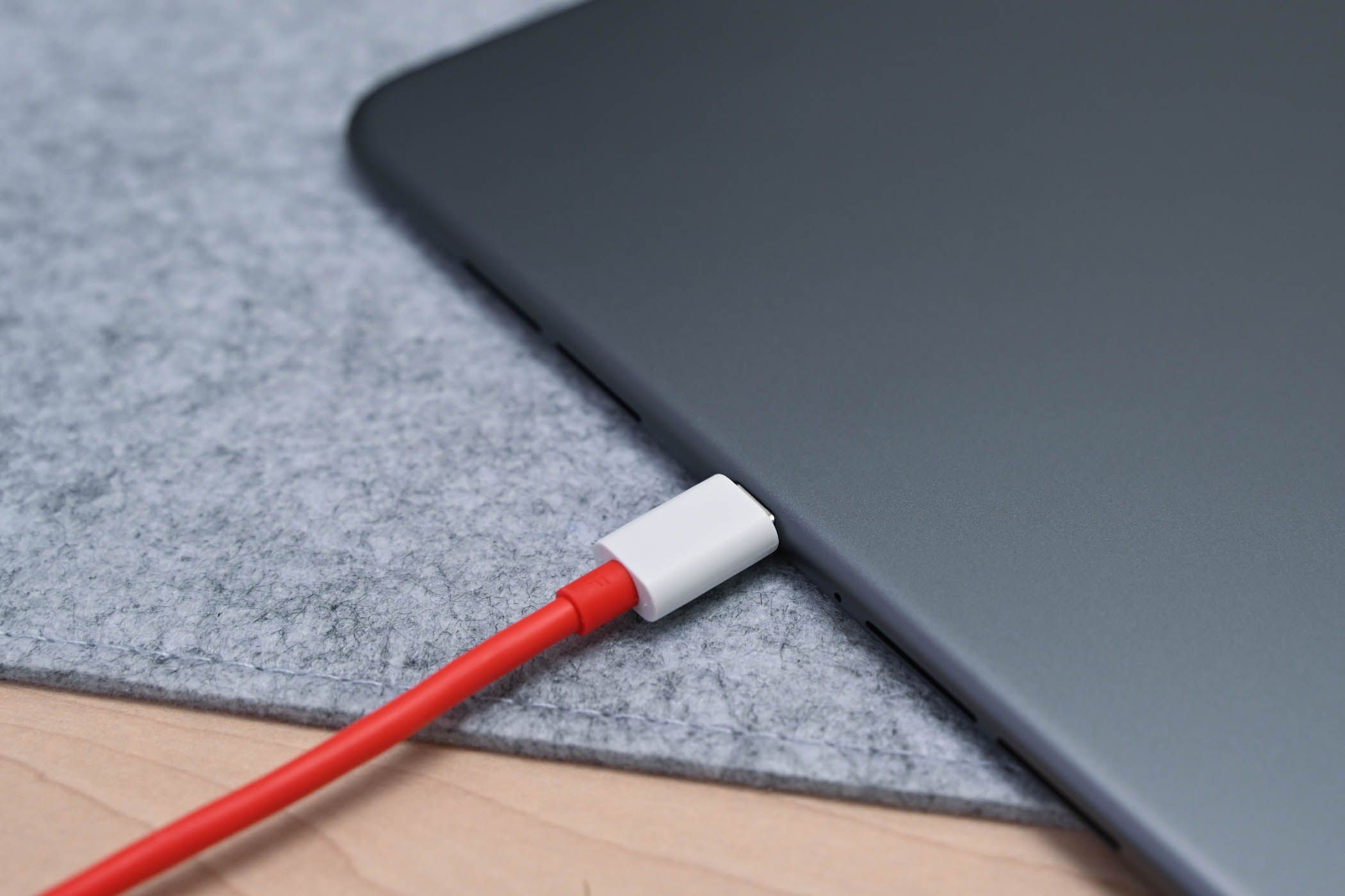 Charging the OnePlus Pad 2.