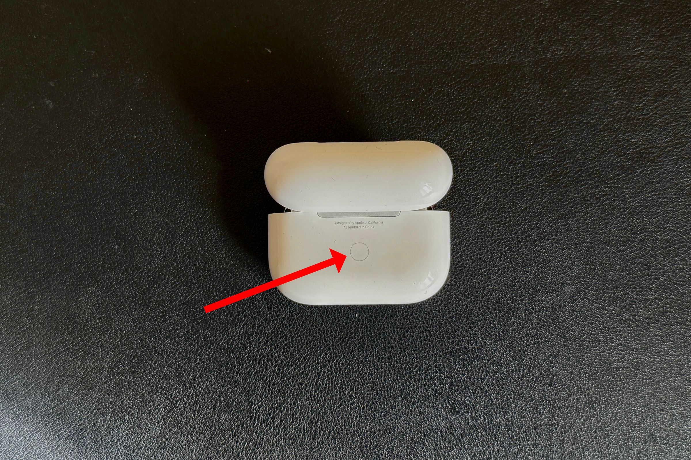 Highlighting the Setup button on AirPods Pro.