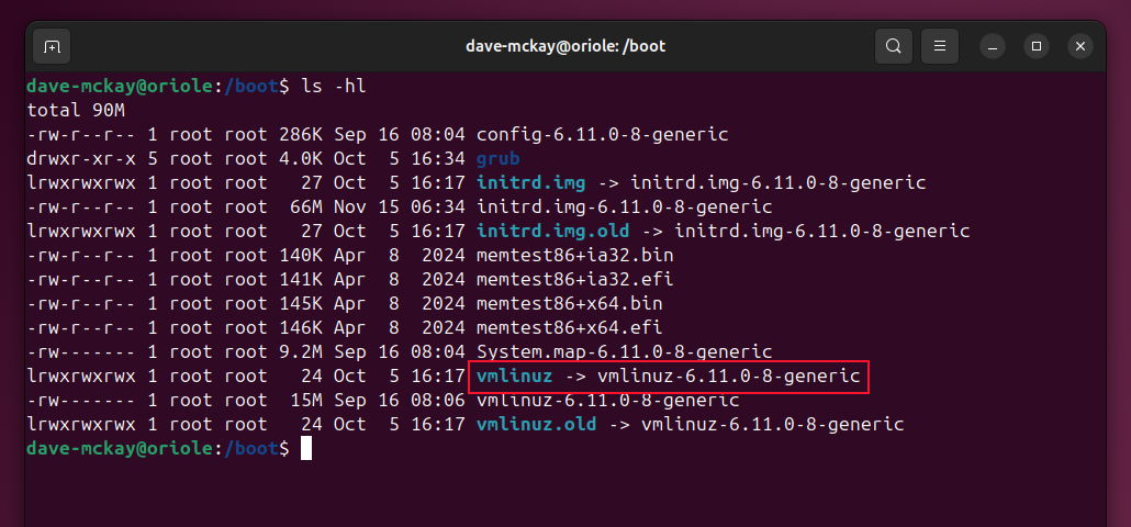 Listing the files in the /bopot directory, showing that the vmlinuz file is a symbolic link to the actual kernel image file.