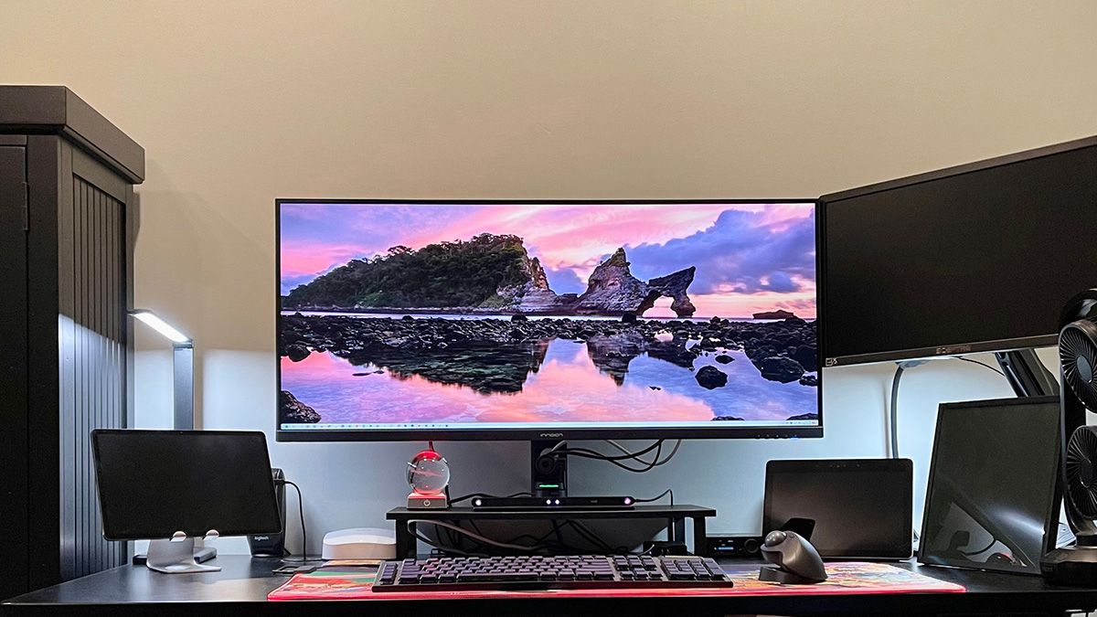 Image of the INNOCN Ultrawide 40-Inch Monitor and other items on a desk top