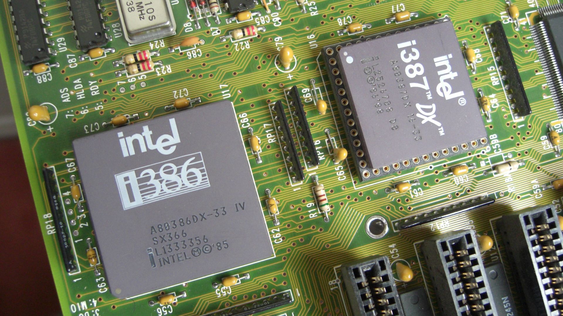 Picture of Intel 80386 CPU with Intel 387 Math Coprocessor.