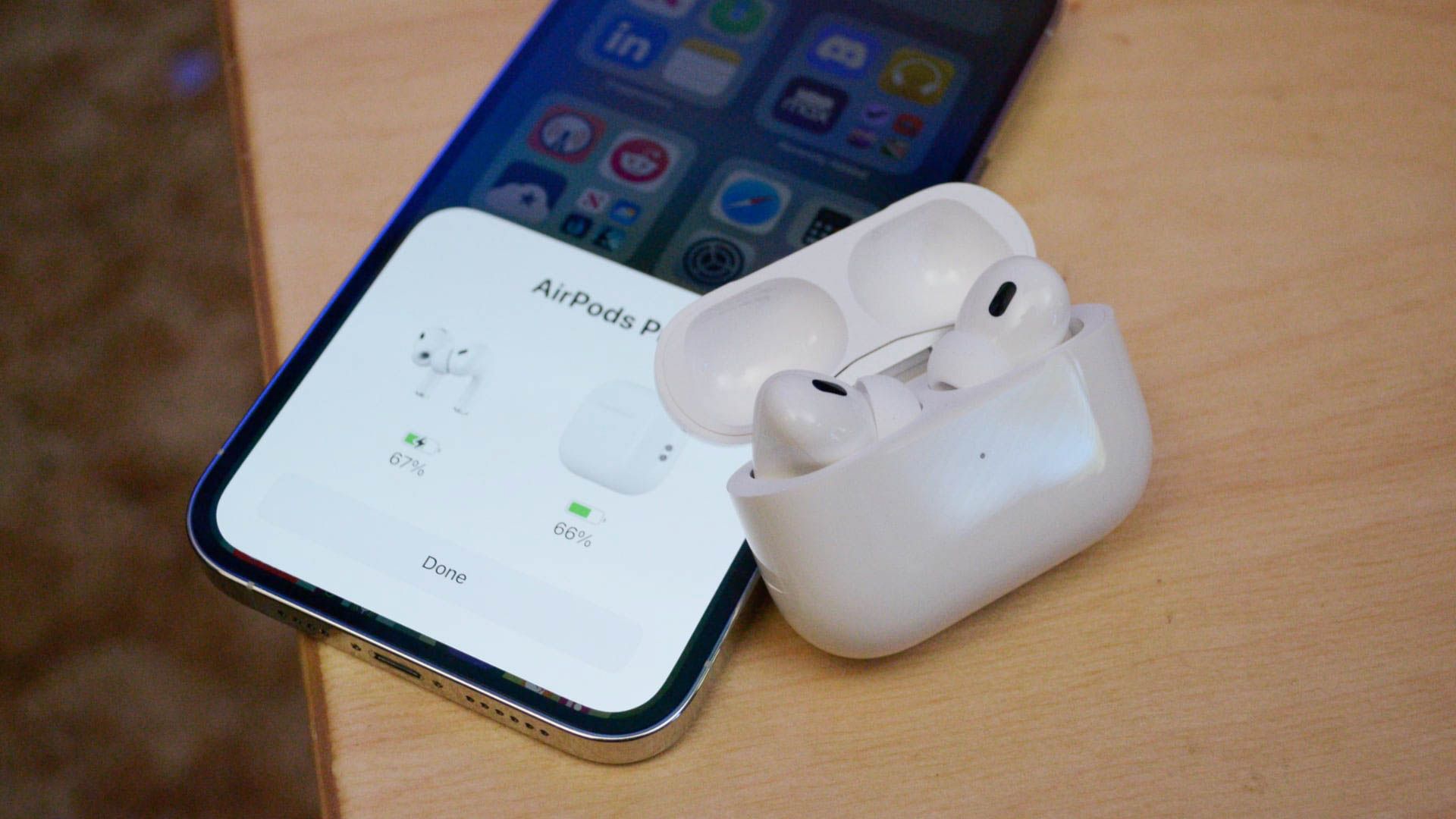 Pairing the AirPods Pro 2 automatically with iPhone.