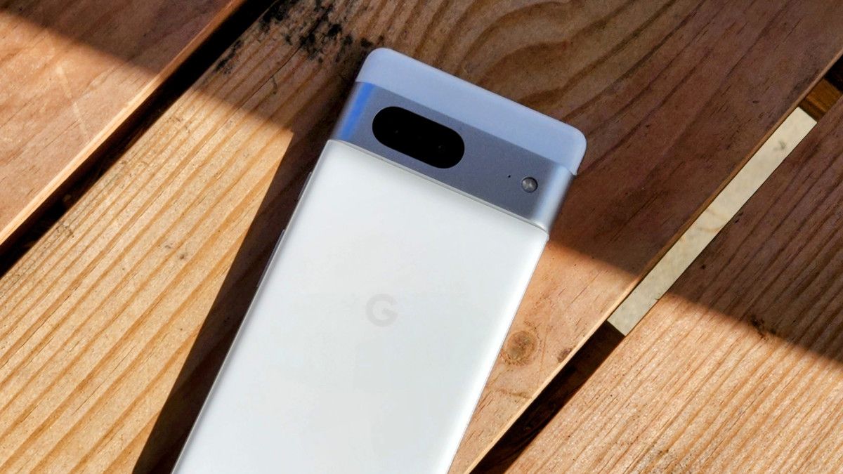 Google Pixel 7 placed on a table in the sunlight.