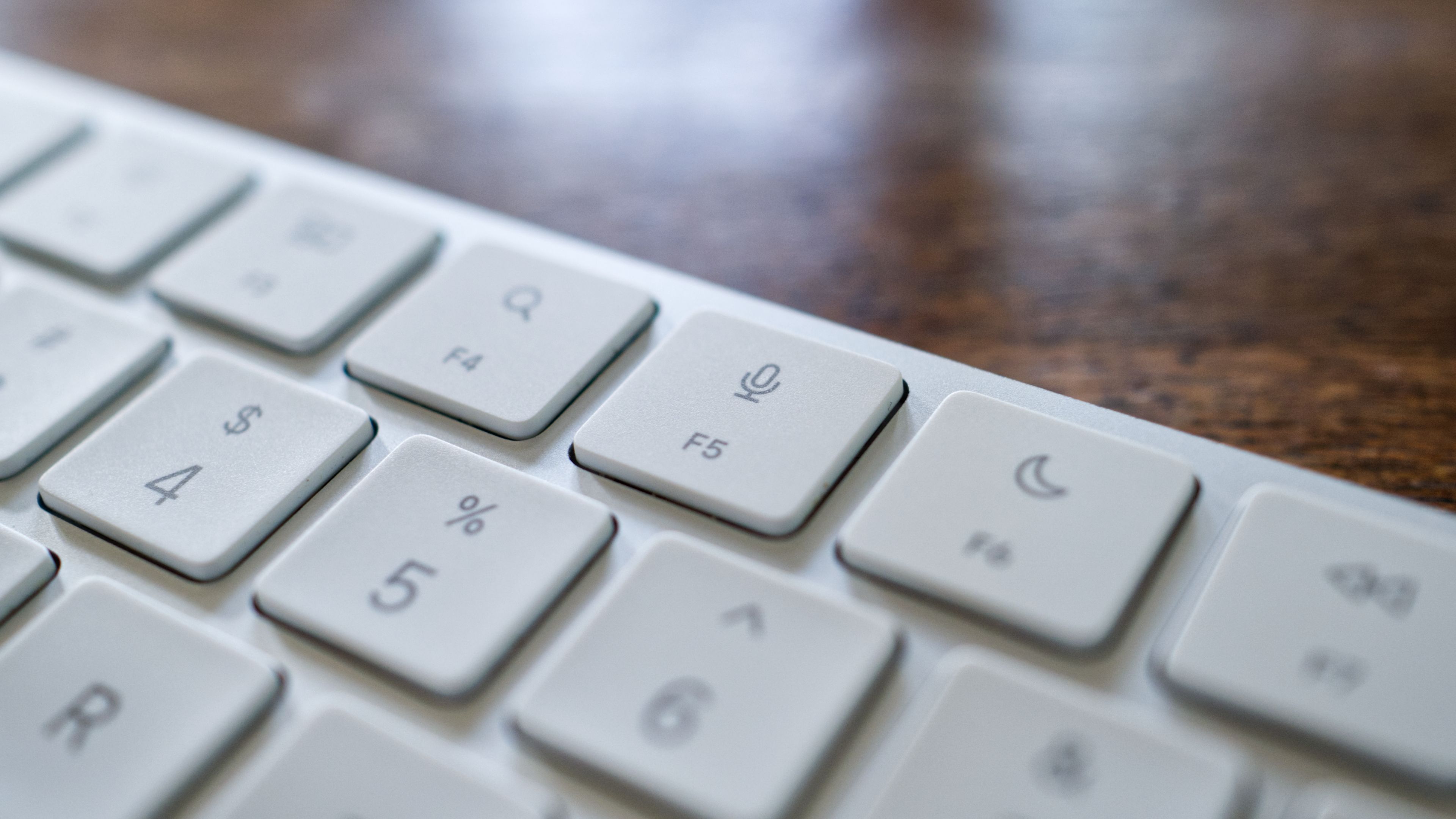 Mac keyboard with F5 button highlighted.