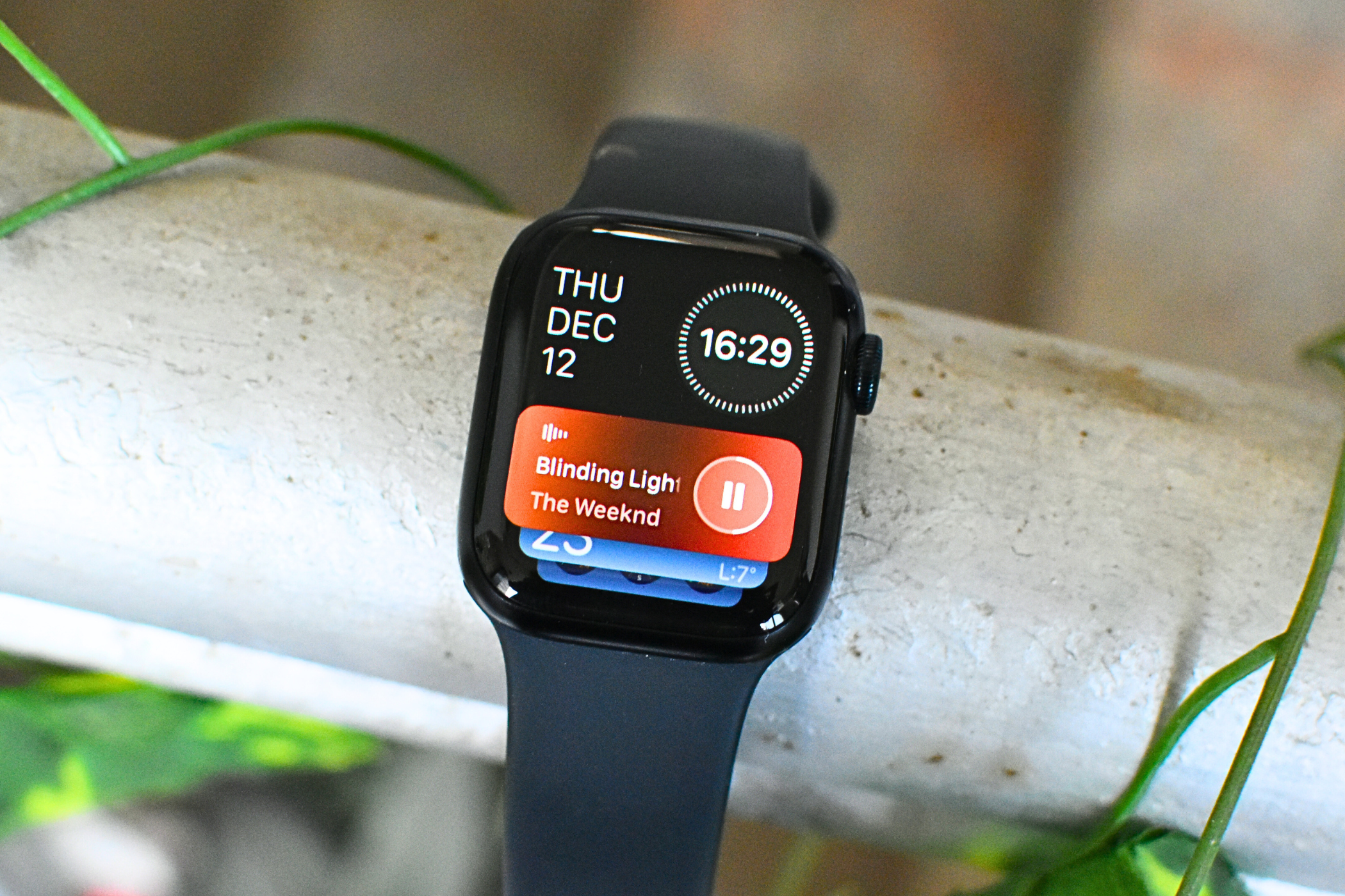 Picture of the Apple Watch Series 8 showcasing the Live Activities widget on the screen.