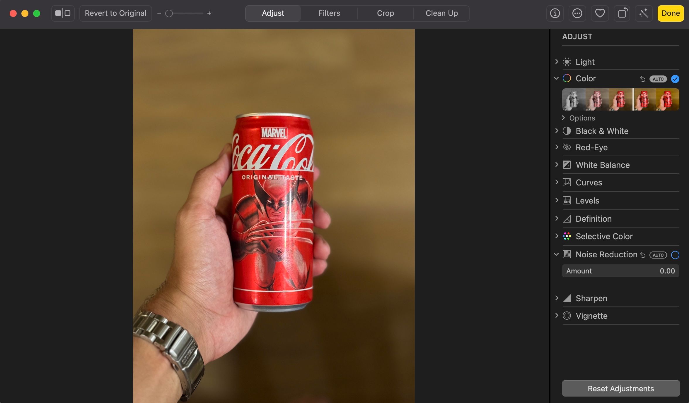 Auto option to adjust colors in a photo in macOS Photos app.