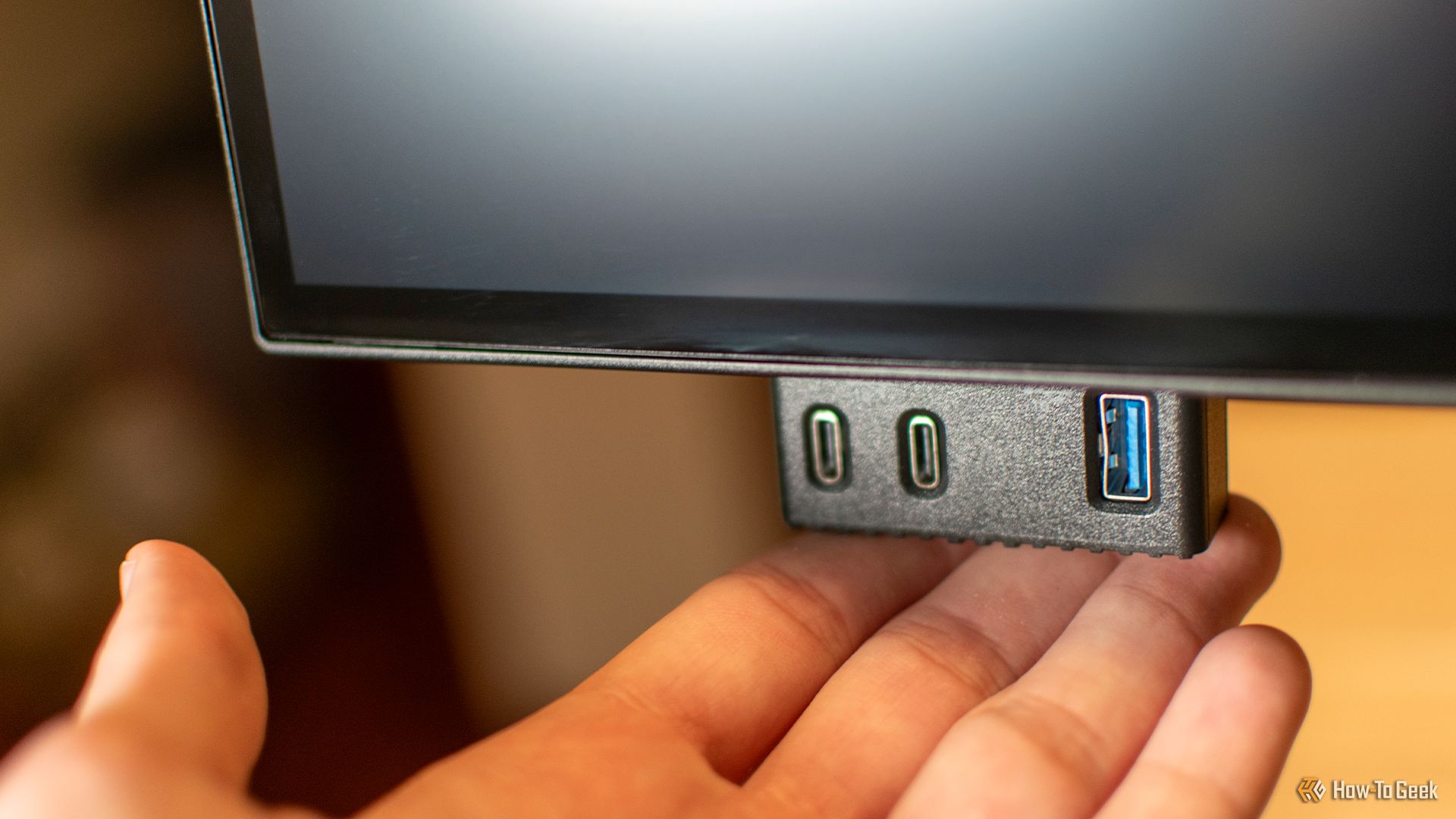 Popout USB ports on a Dell Ultrasharp 27 Thunderbolt Hub monitor-1