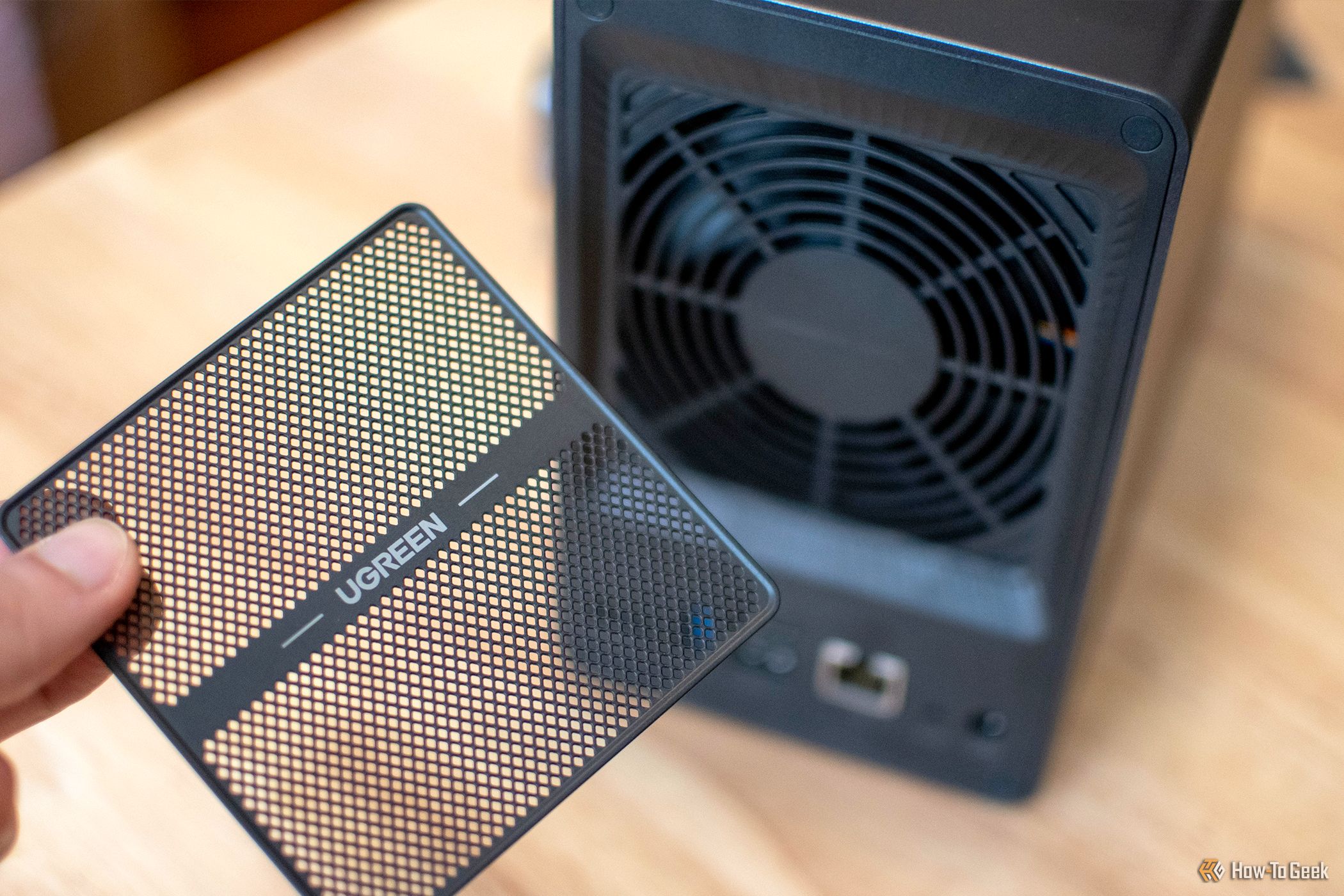 The UGREEN NASYNC DXP2800 magnetic fan cover.